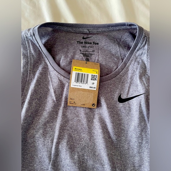 Women’s small Nike Tee - Picture 3 of 3